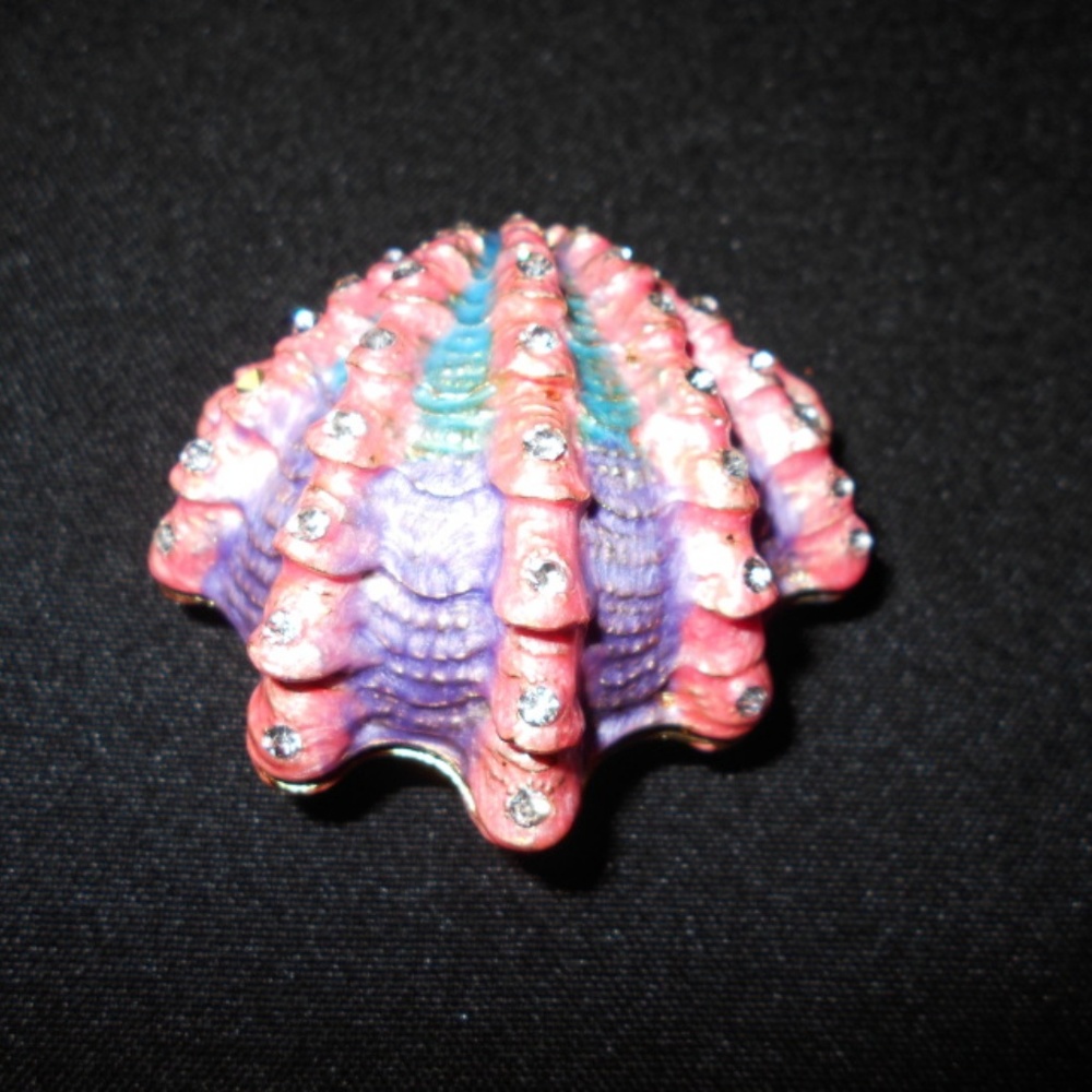 Mini Clam Jewelry Box - Picture 3 of 3